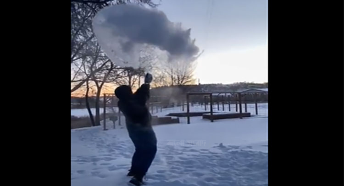 যেখানে গরম পানি মুহূর্তে তুষারে পরিণত হয়