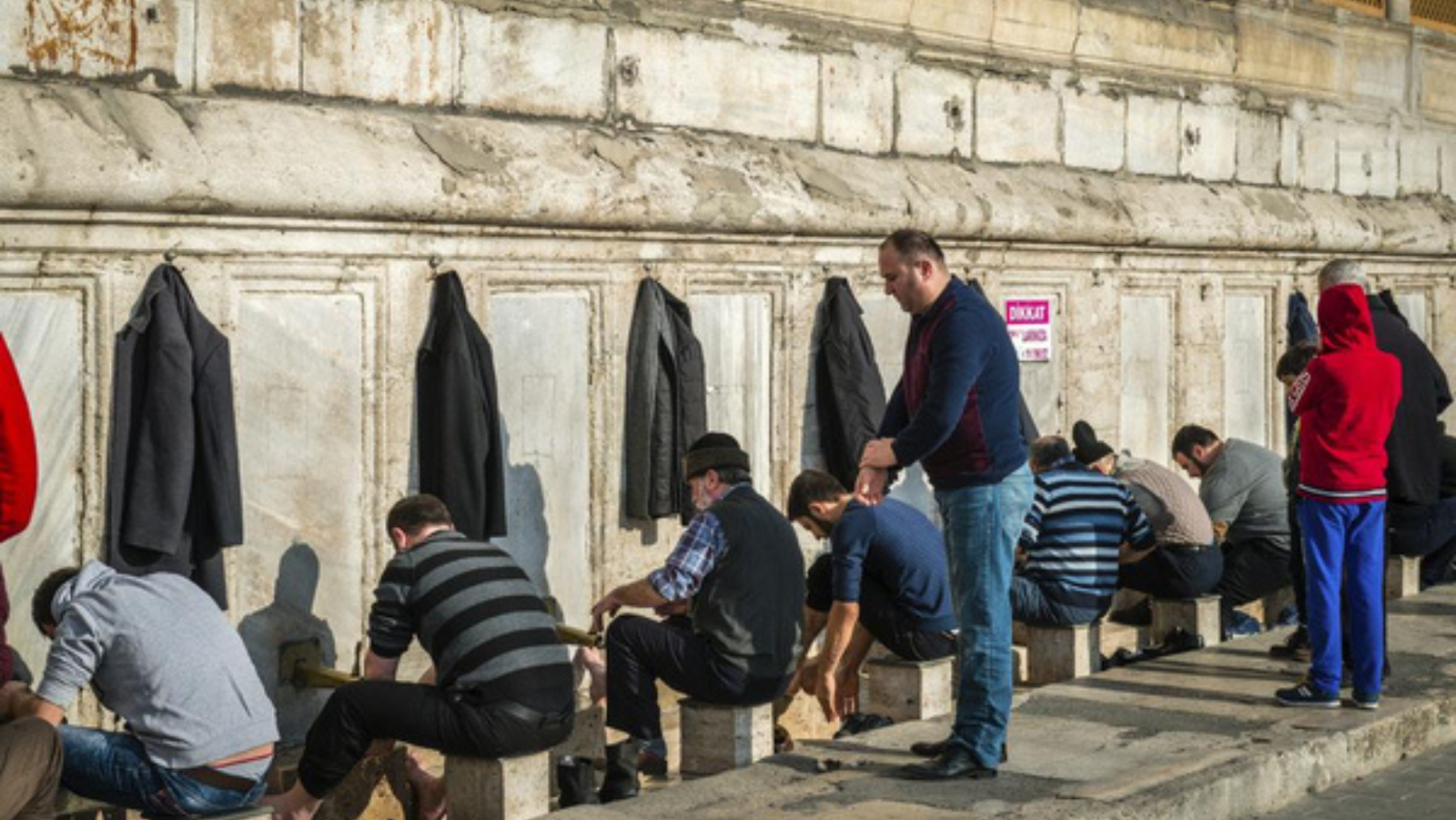 কোন ধরনের মোজার উপর মাসেহ করা জায়েজ?